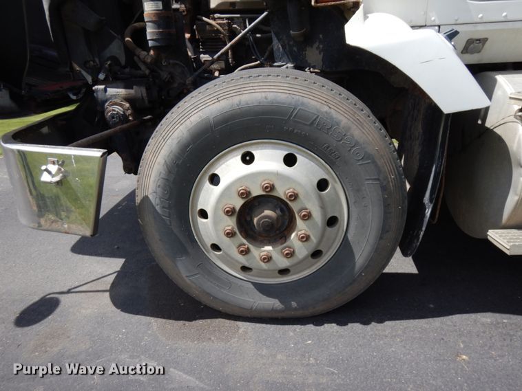 image for item IT9256 1996 International 9200  semi truck