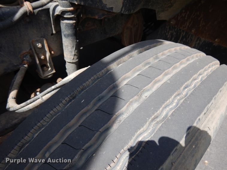 image for item IT9256 1996 International 9200  semi truck