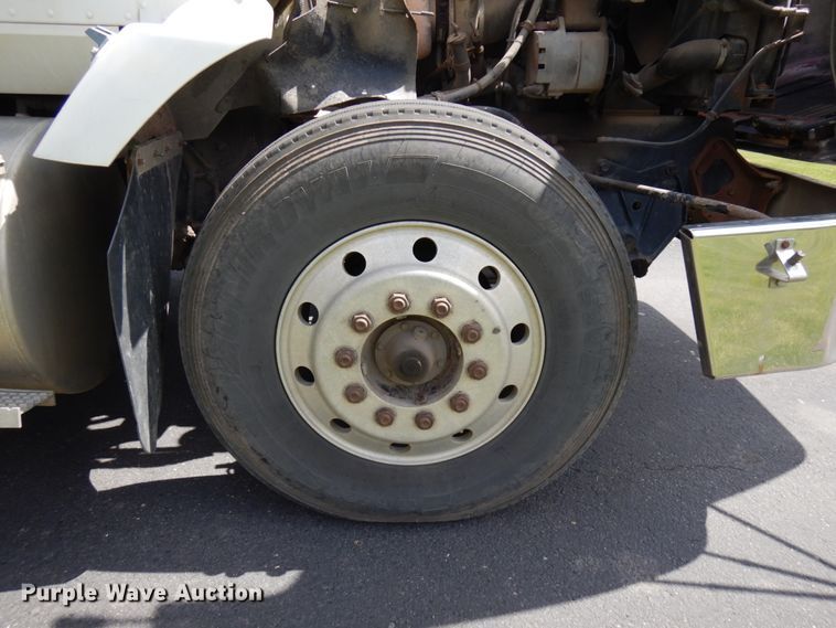 image for item IT9256 1996 International 9200  semi truck