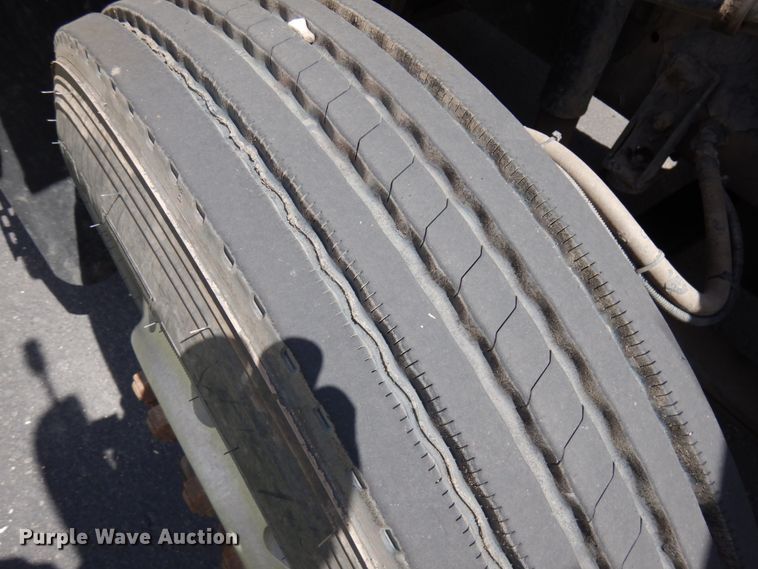 image for item IT9256 1996 International 9200  semi truck