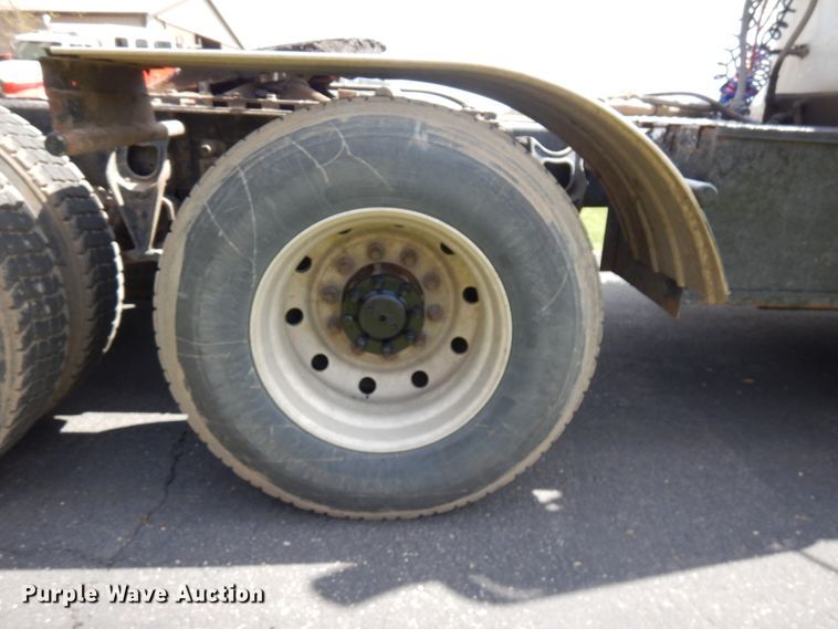 image for item IT9256 1996 International 9200  semi truck