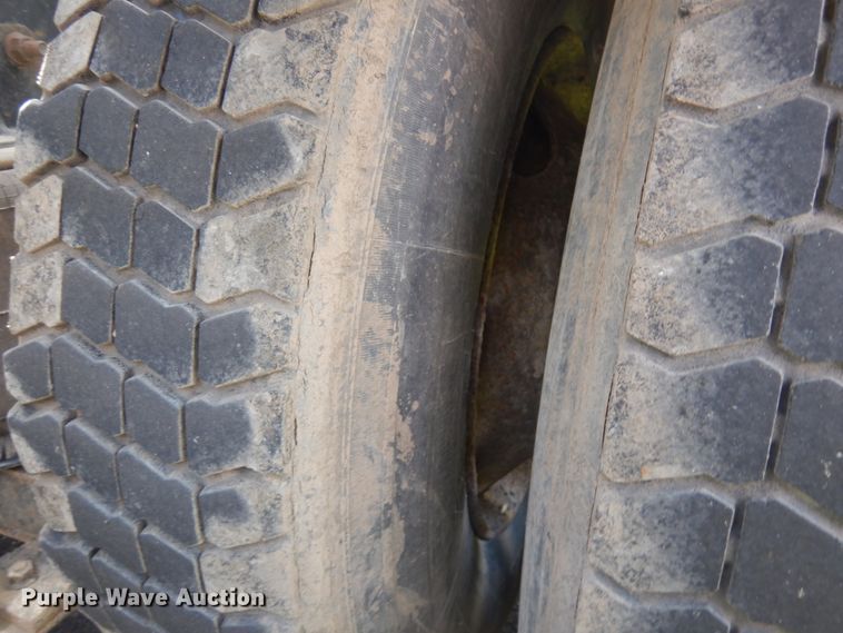 image for item IT9256 1996 International 9200  semi truck