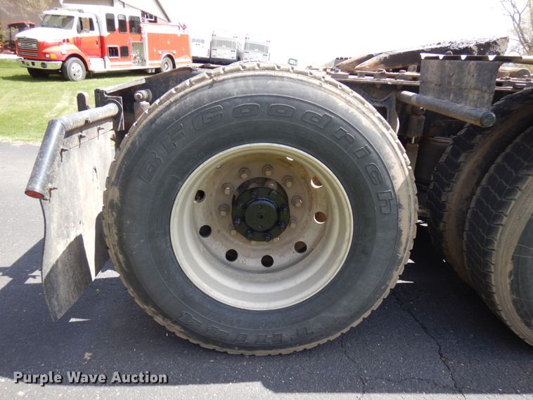 image for item IT9256 1996 International 9200  semi truck