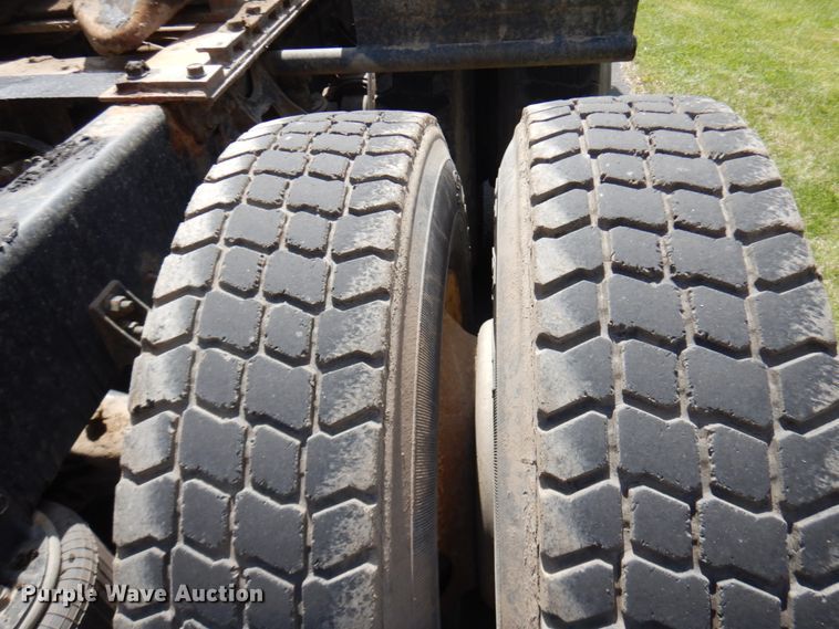 image for item IT9256 1996 International 9200  semi truck