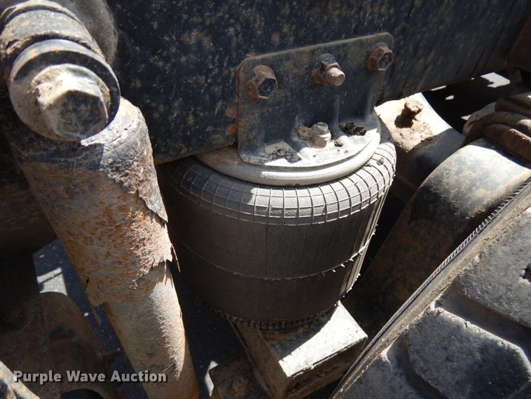 image for item IT9256 1996 International 9200  semi truck