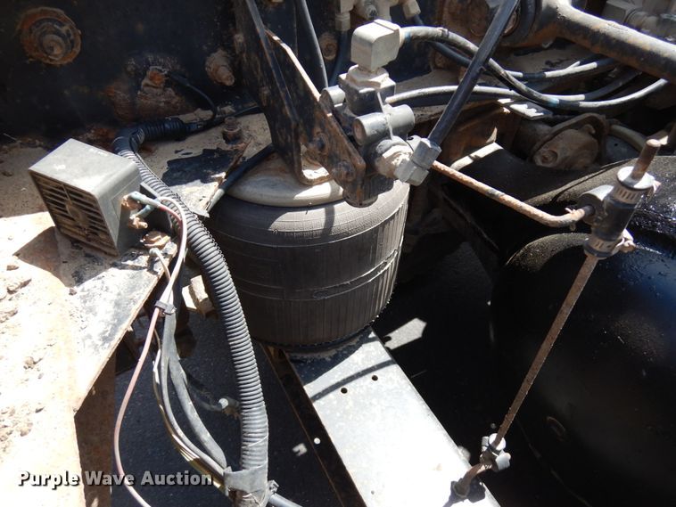 image for item IT9256 1996 International 9200  semi truck