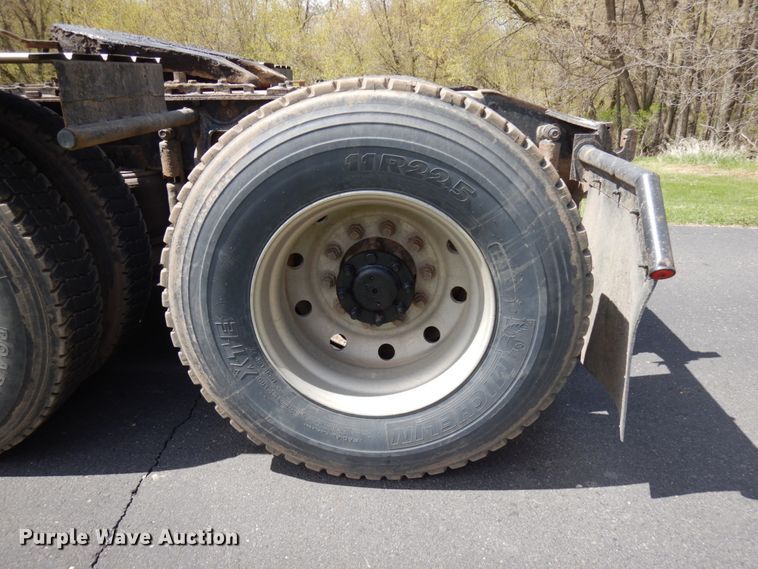 image for item IT9256 1996 International 9200  semi truck