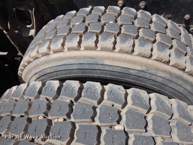 image for item IT9256 1996 International 9200  semi truck