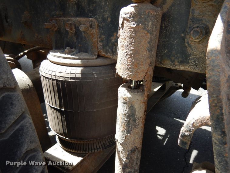 image for item IT9256 1996 International 9200  semi truck