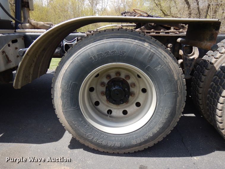 image for item IT9256 1996 International 9200  semi truck