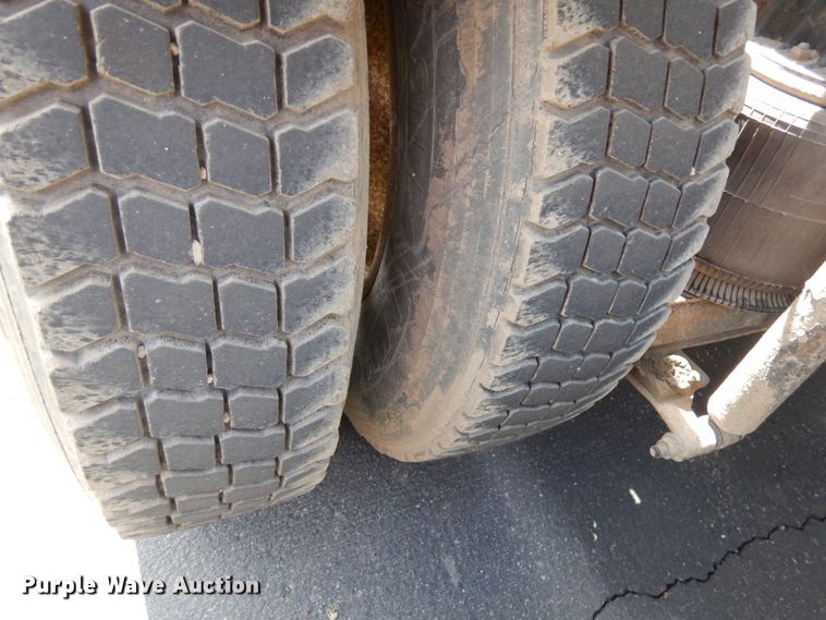 image for item IT9256 1996 International 9200  semi truck