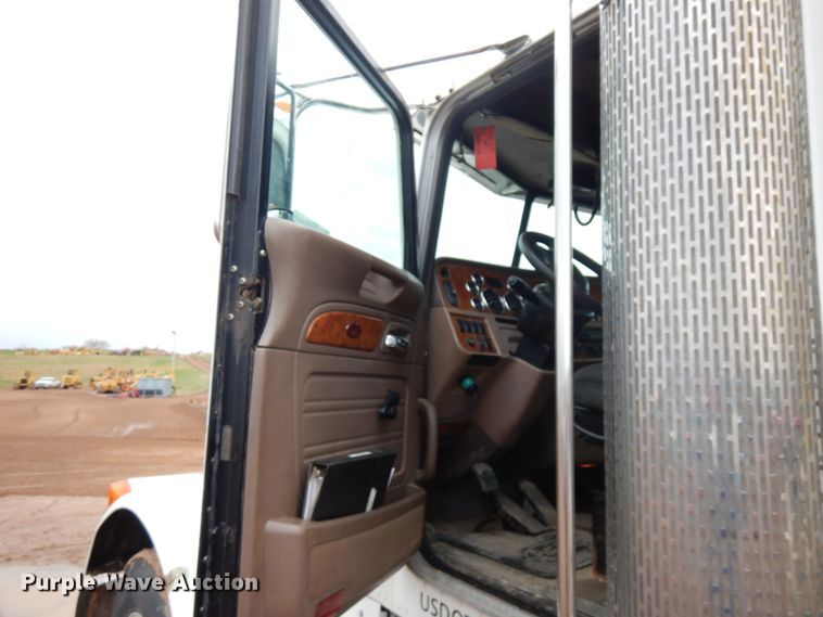 image for item IT9260 2006 Peterbilt 379  semi truck