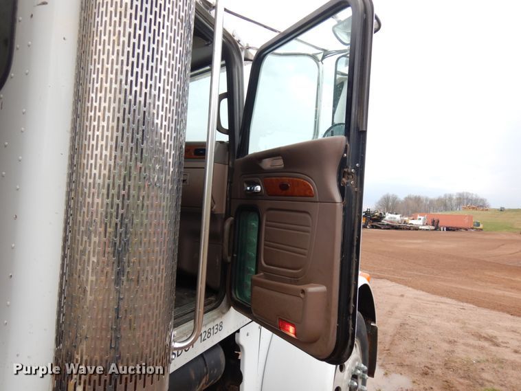 image for item IT9260 2006 Peterbilt 379  semi truck