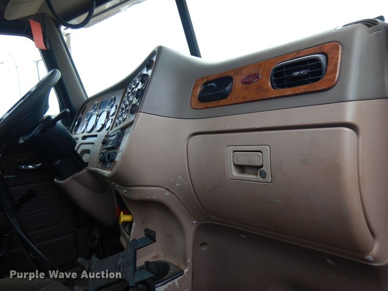 image for item IT9260 2006 Peterbilt 379  semi truck