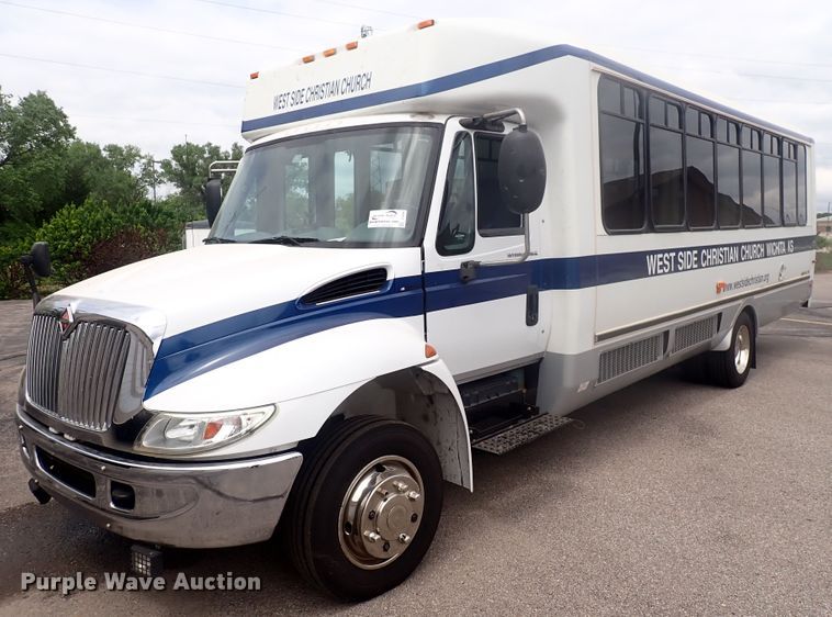 image for item DJ5696 2004 International 3200  shuttle bus