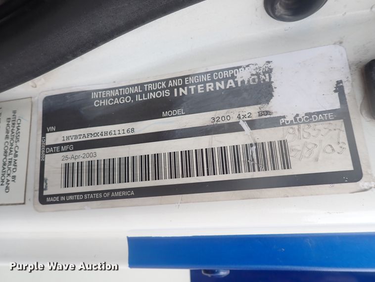 image for item DJ5696 2004 International 3200  shuttle bus