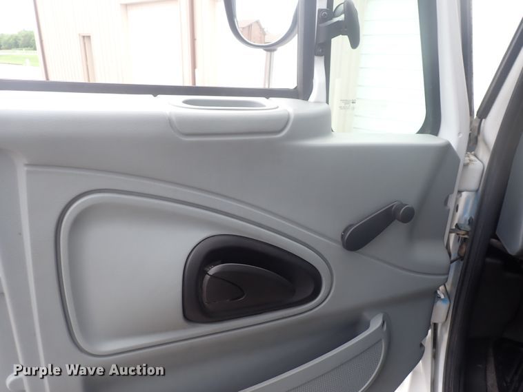 image for item DJ5696 2004 International 3200  shuttle bus