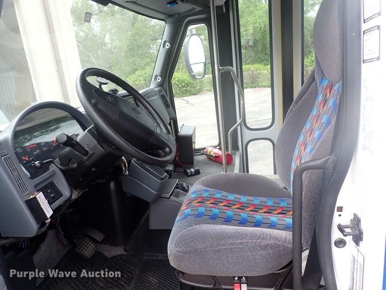 image for item DJ5696 2004 International 3200  shuttle bus