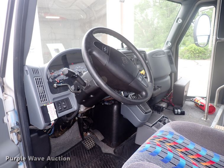 image for item DJ5696 2004 International 3200  shuttle bus