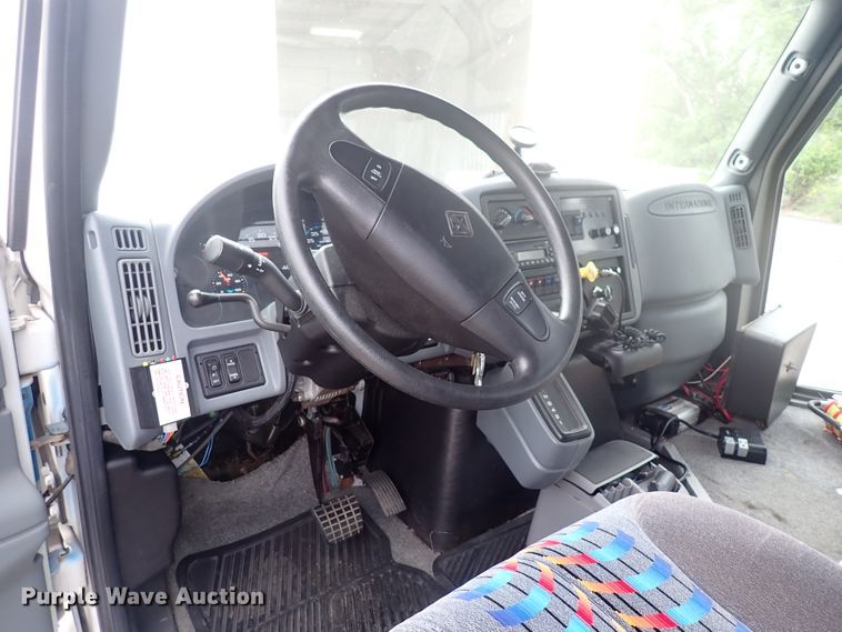 image for item DJ5696 2004 International 3200  shuttle bus