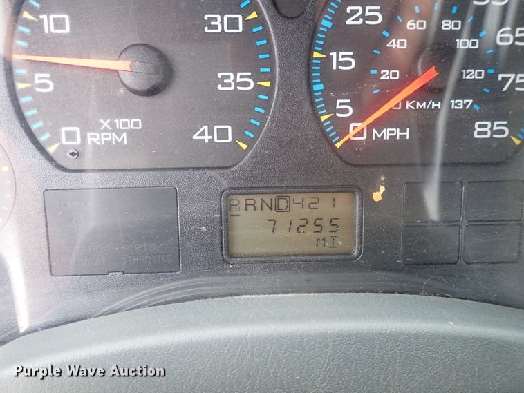 image for item DJ5696 2004 International 3200  shuttle bus