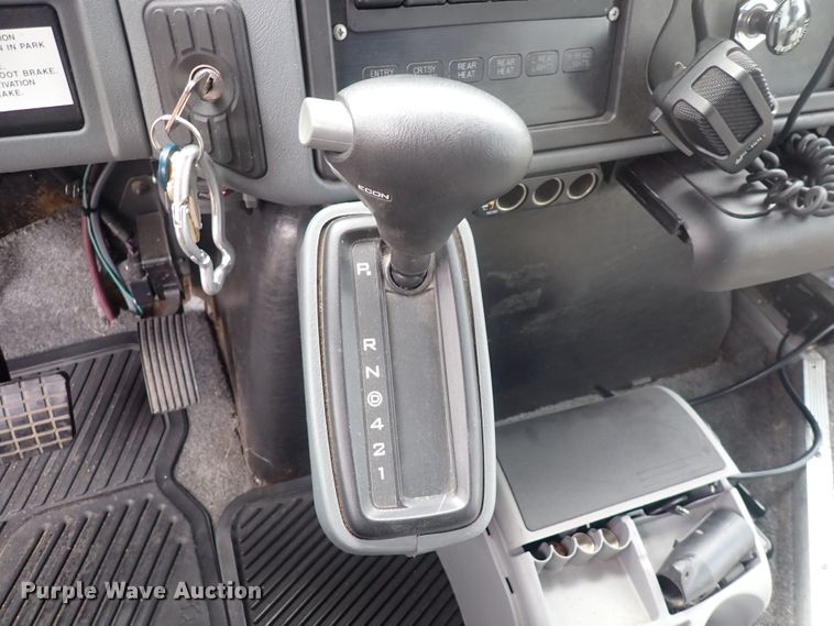 image for item DJ5696 2004 International 3200  shuttle bus