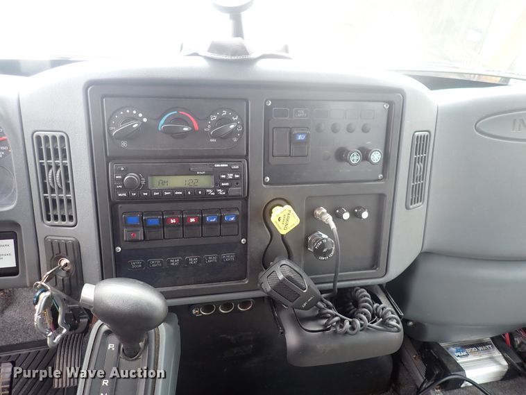 image for item DJ5696 2004 International 3200  shuttle bus