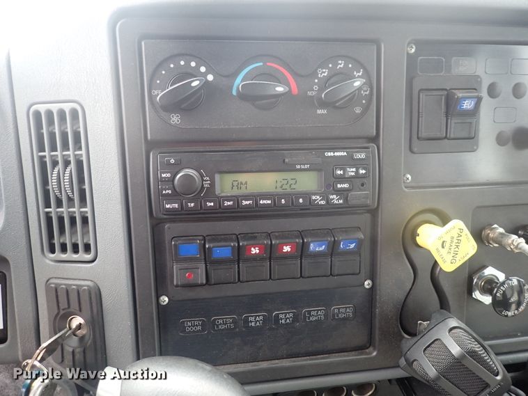 image for item DJ5696 2004 International 3200  shuttle bus