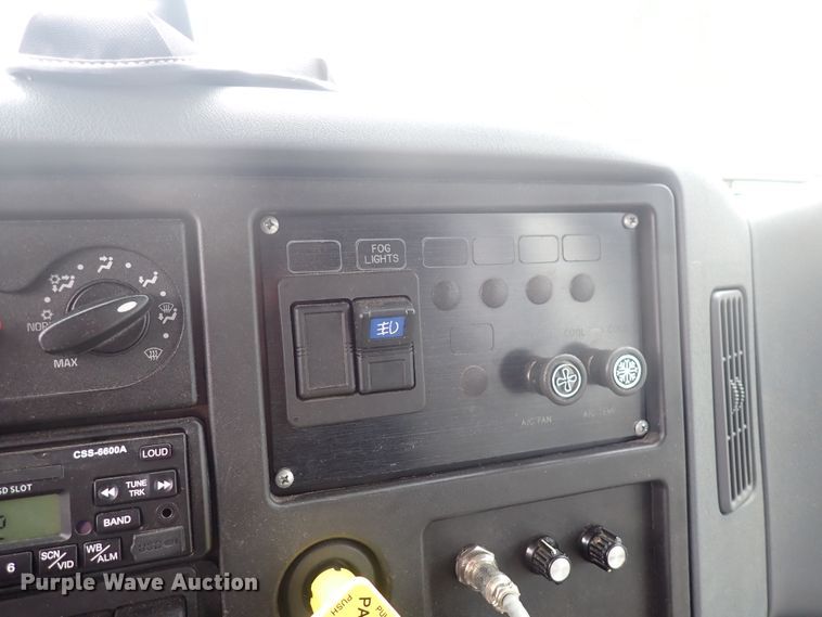 image for item DJ5696 2004 International 3200  shuttle bus