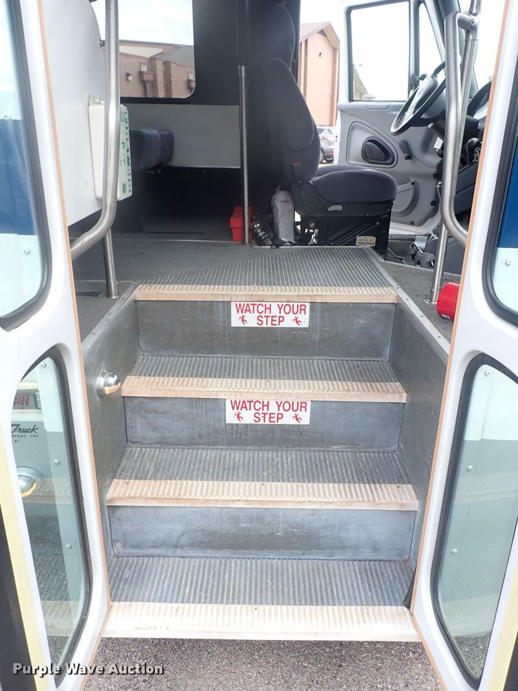 image for item DJ5696 2004 International 3200  shuttle bus