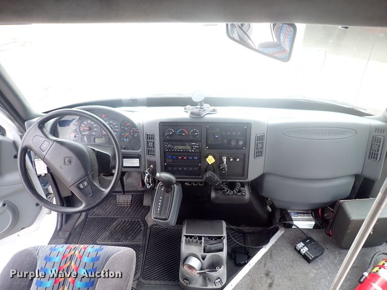 image for item DJ5696 2004 International 3200  shuttle bus