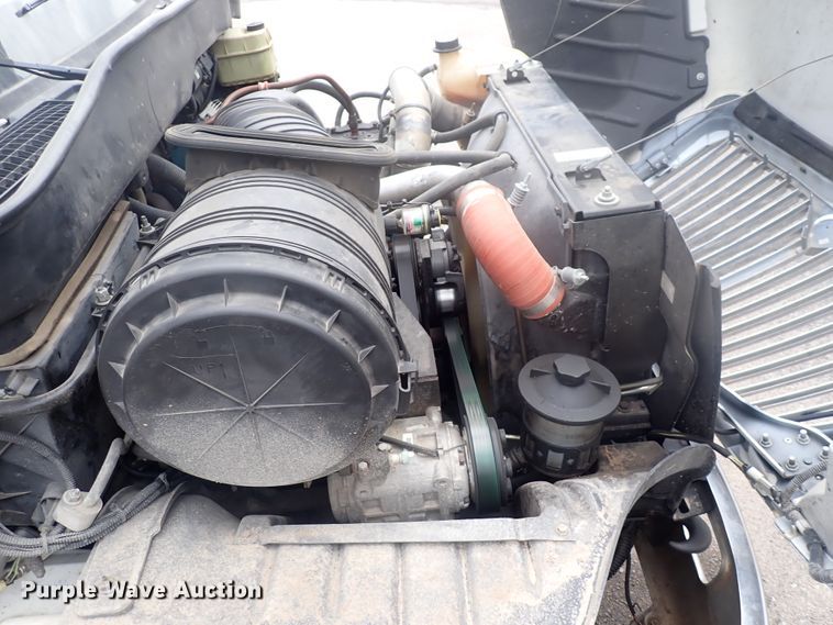 image for item DJ5696 2004 International 3200  shuttle bus