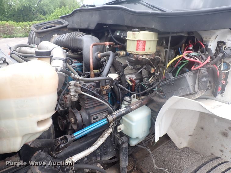 image for item DJ5696 2004 International 3200  shuttle bus