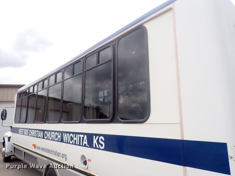 image for item DJ5696 2004 International 3200  shuttle bus