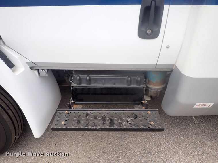 image for item DJ5696 2004 International 3200  shuttle bus