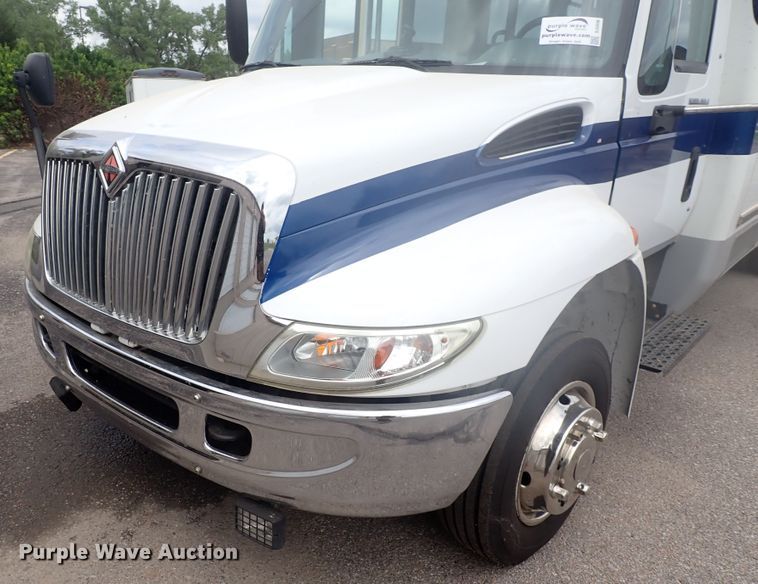 image for item DJ5696 2004 International 3200  shuttle bus