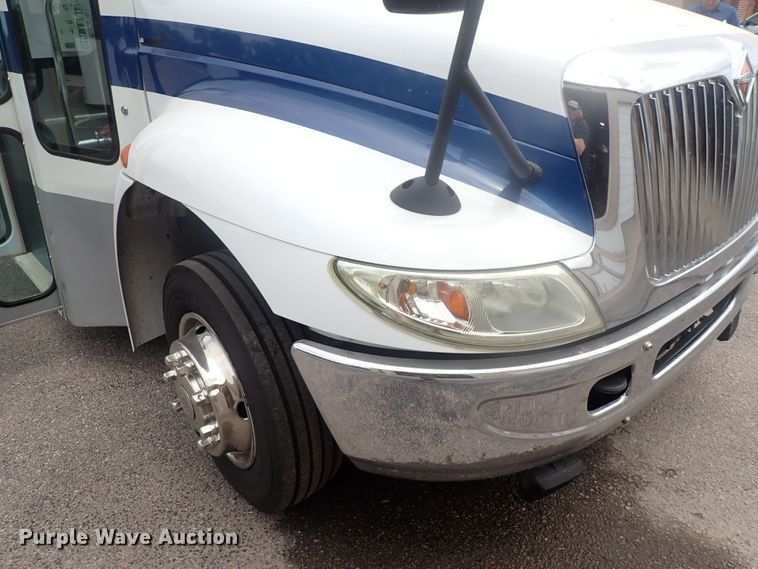 image for item DJ5696 2004 International 3200  shuttle bus