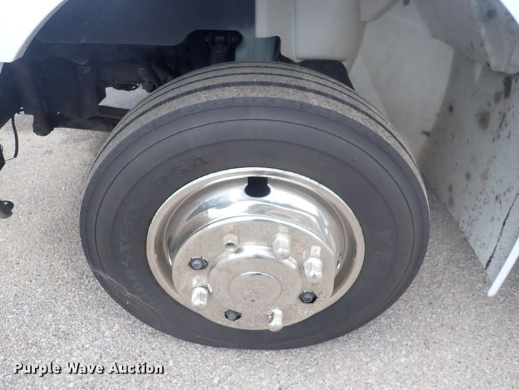 image for item DJ5696 2004 International 3200  shuttle bus