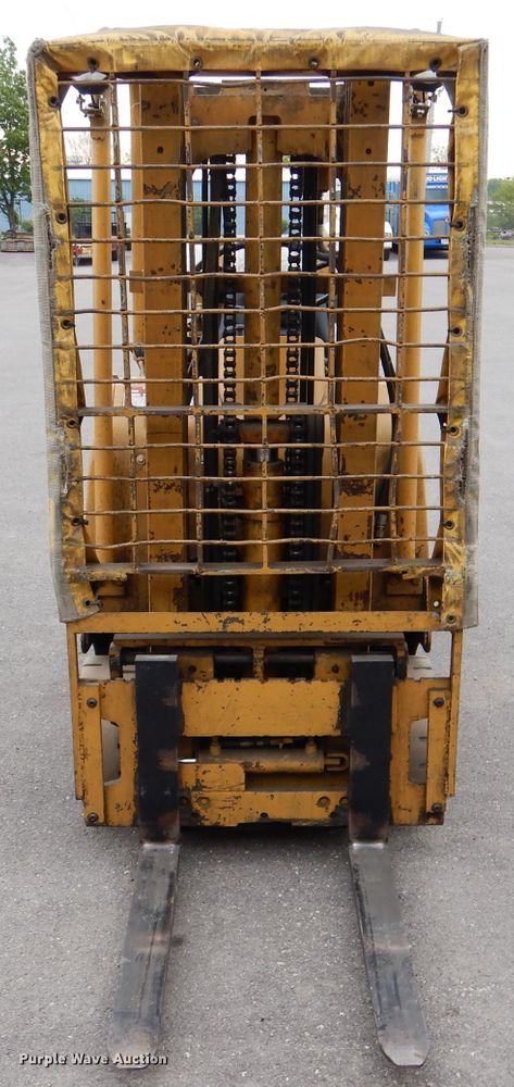 image for item DL8104 Caterpillar 422S  forklift