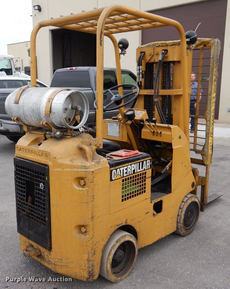 image for item DL8104 Caterpillar 422S  forklift
