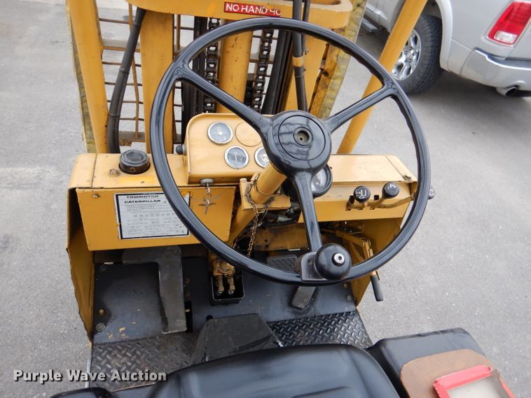 image for item DL8104 Caterpillar 422S  forklift