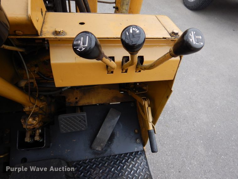 image for item DL8104 Caterpillar 422S  forklift