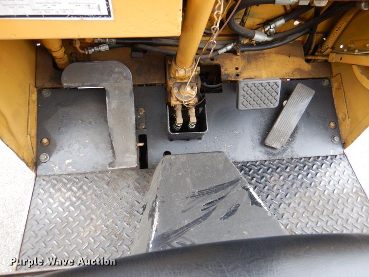 image for item DL8104 Caterpillar 422S  forklift