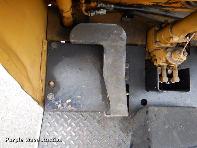 image for item DL8104 Caterpillar 422S  forklift