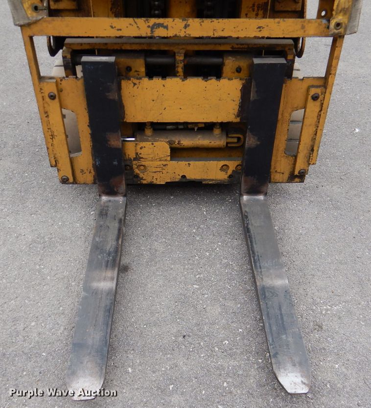 image for item DL8104 Caterpillar 422S  forklift