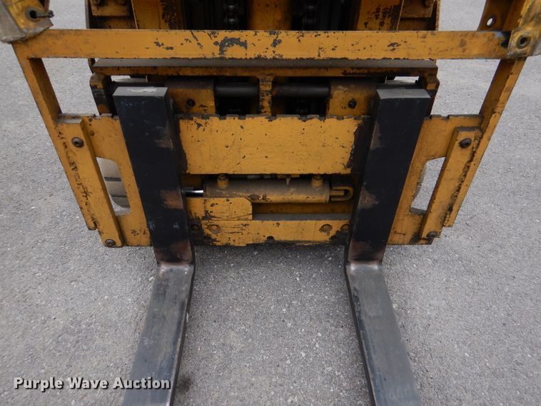 image for item DL8104 Caterpillar 422S  forklift