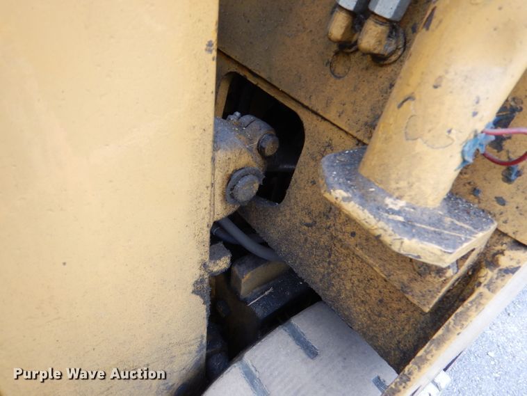 image for item DL8104 Caterpillar 422S  forklift