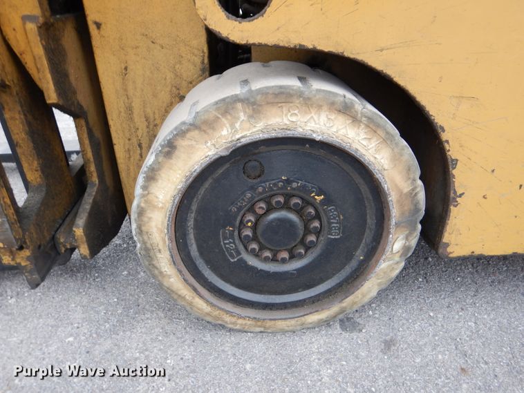 image for item DL8104 Caterpillar 422S  forklift