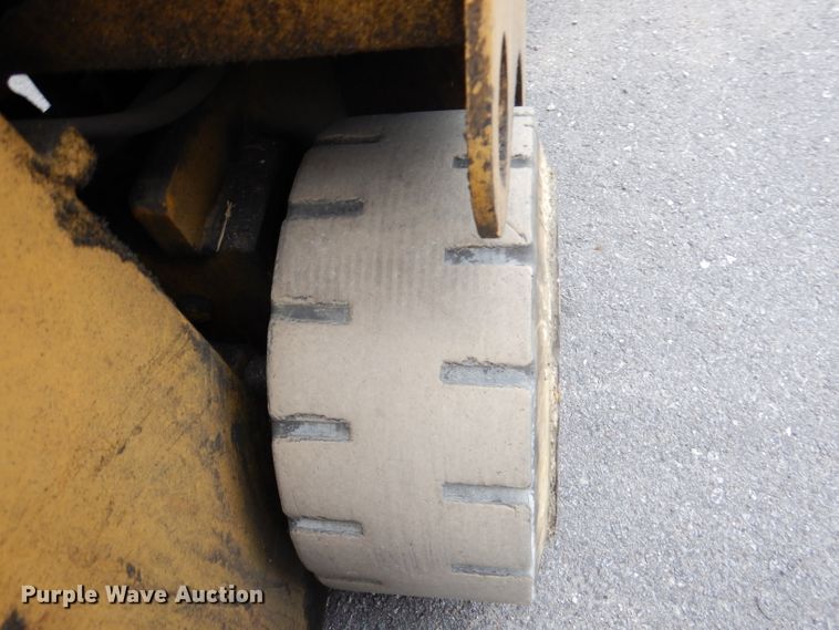 image for item DL8104 Caterpillar 422S  forklift