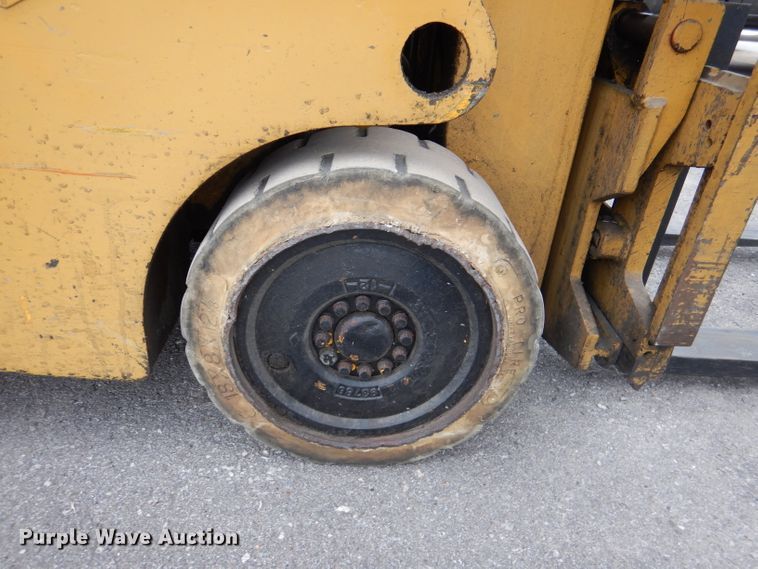 image for item DL8104 Caterpillar 422S  forklift